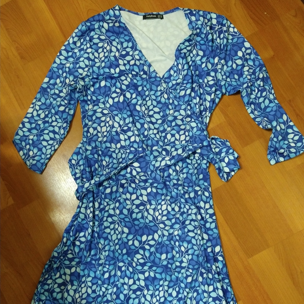 PattyBoutik Blue and White Leaf Print Dress